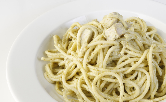 Espagetiak pesto erara oilaskoarekin