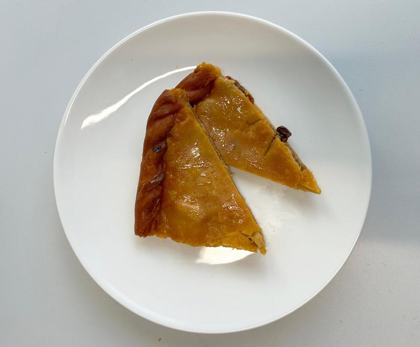 Empanada de bacalao y pasas